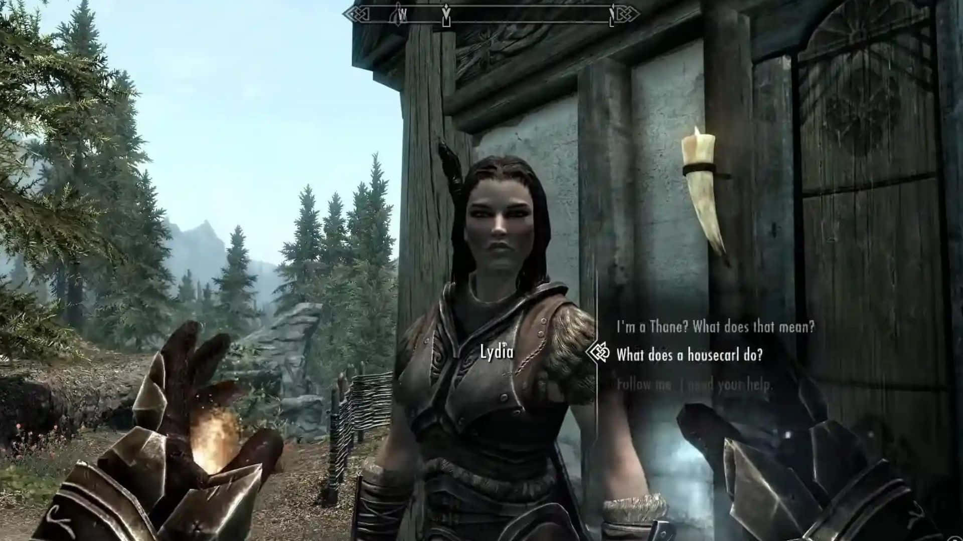 Skyrim Lydia 桌布 壁紙 — 一位身穿盔甲的女戰士站在森林山村的木門前，帶有對話文字疊加。