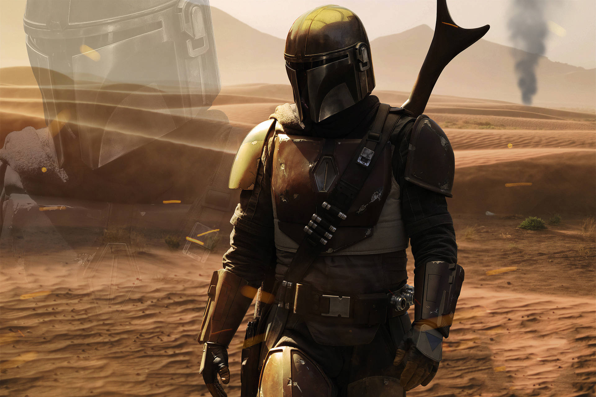 Mandalorian 桌布 壁紙 — 一位身穿破舊盔甲的曼達洛戰士站在塵土飛揚的沙漠景觀中，背景有遠山和升起的煙霧。