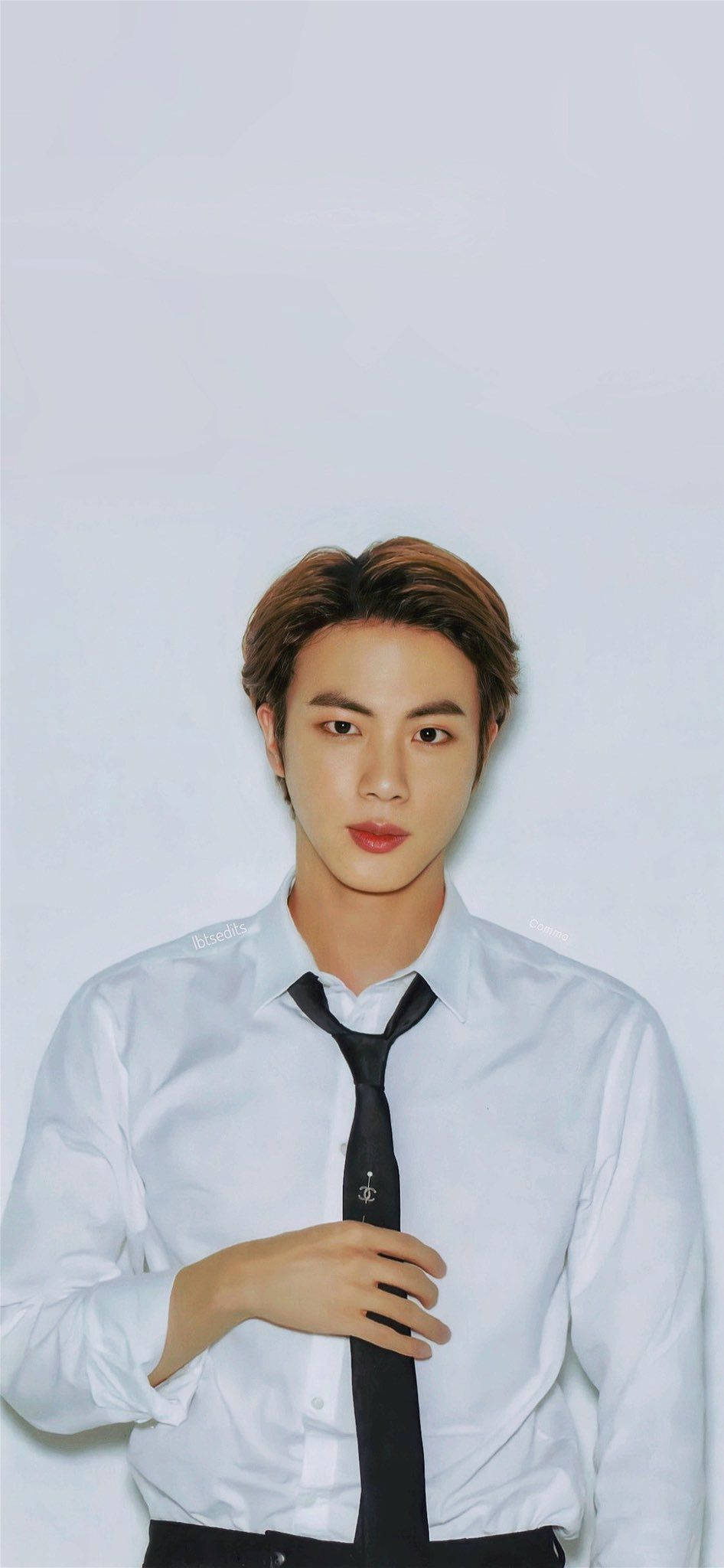kim seok jin 桌布 壁紙 — 一位身穿筆挺白襯衫和黑色領帶的年輕男子，在純淺灰色背景前自信地擺姿勢。