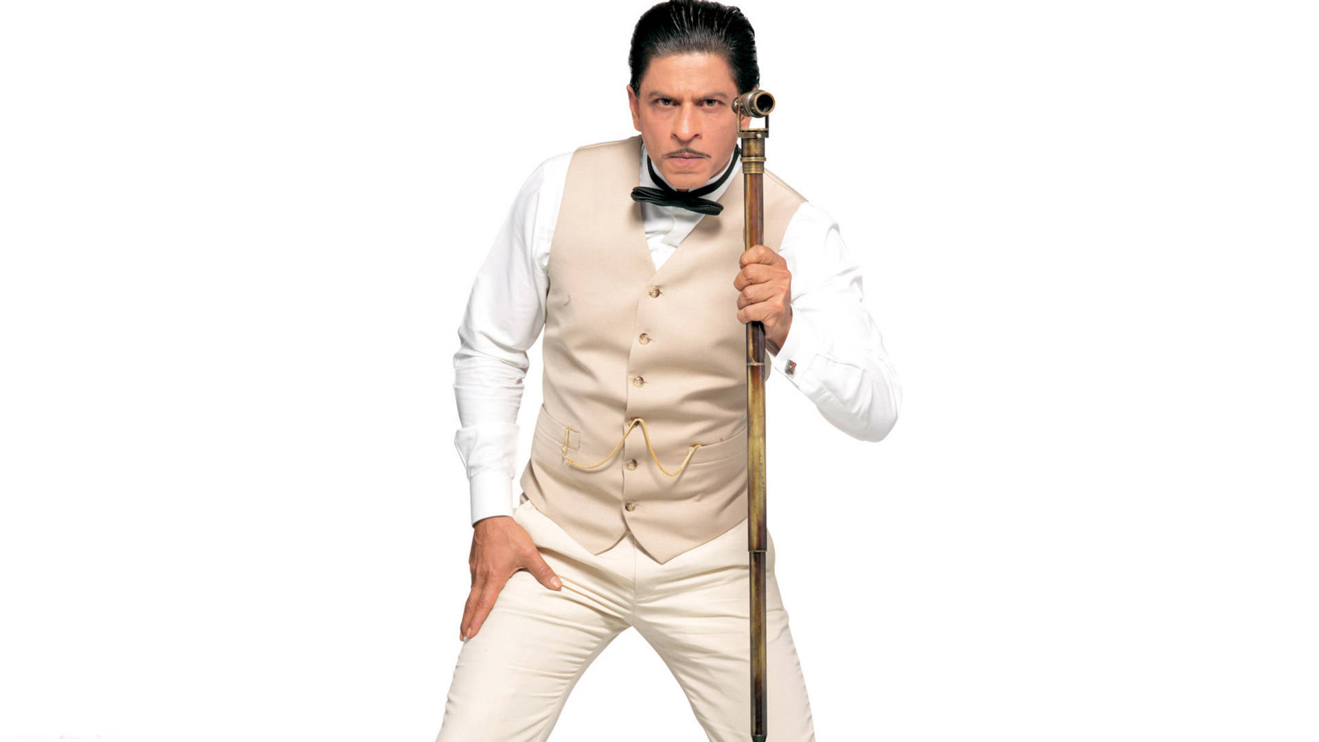 Shahrukh 桌布 壁紙 — 一位身穿米色背心和白襯衫的男子，以自信的姿態在純白背景前手持黃銅望遠鏡。