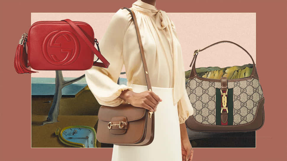 Gucci 桌布 壁紙 — 一位身穿米色襯衫的女性拿著一個棕色手提包，三個Gucci包漂浮在她周圍，背景是超現實的沙漠。