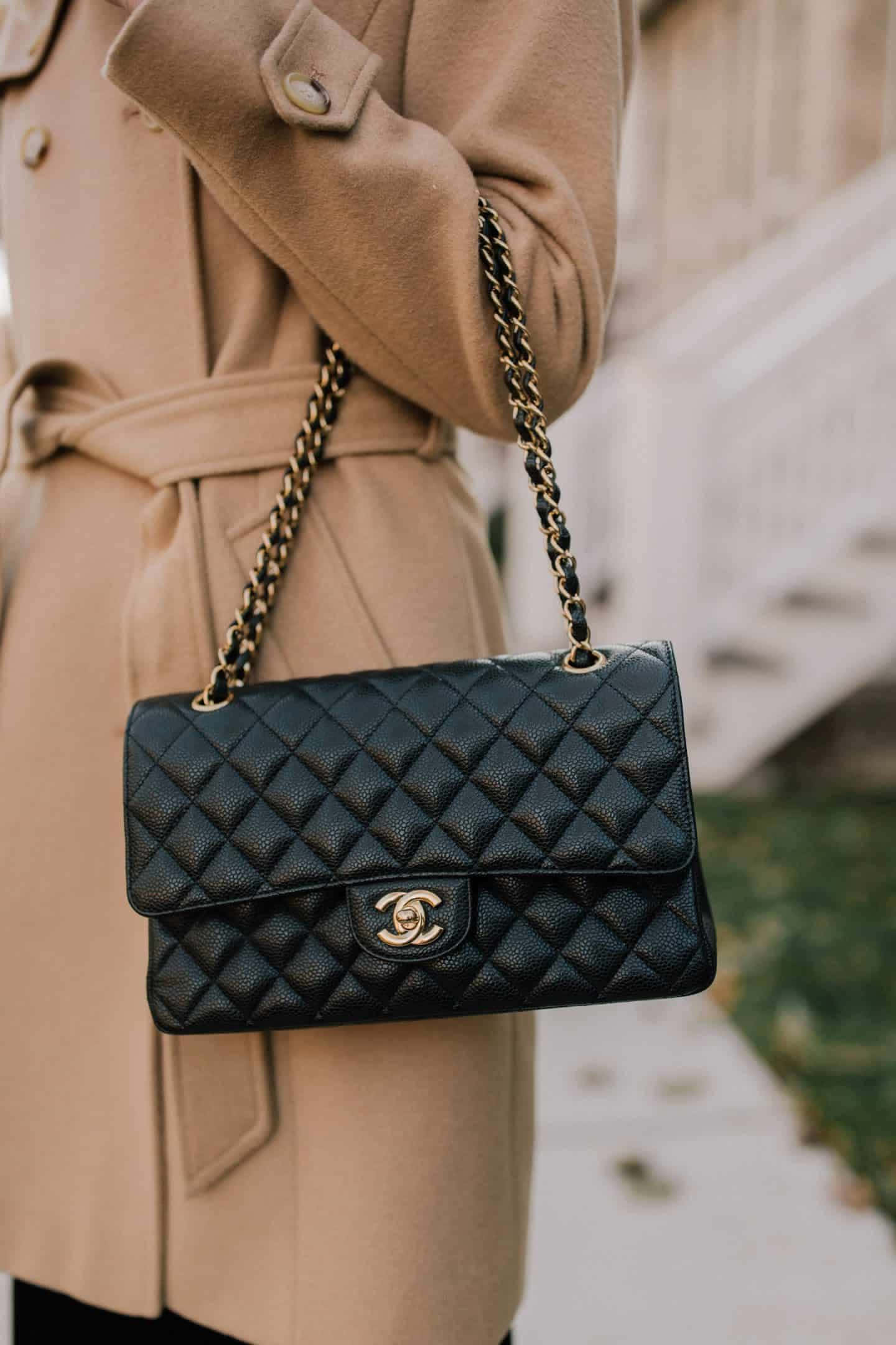 Chanel 桌布 壁紙 — 一位身穿米色風衣的人手持黑色菱格紋Chanel手袋，配金色鏈條肩帶。