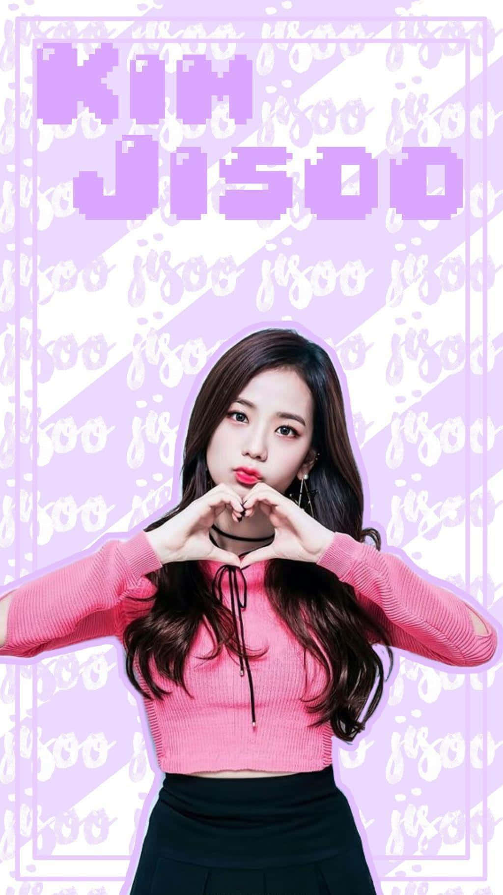 BLACKPINK 桌布 壁紙 — 一位身穿粉紅色上衣的年輕女子在紫色背景前用手比出心形，背景上重複出現她的名字草書。