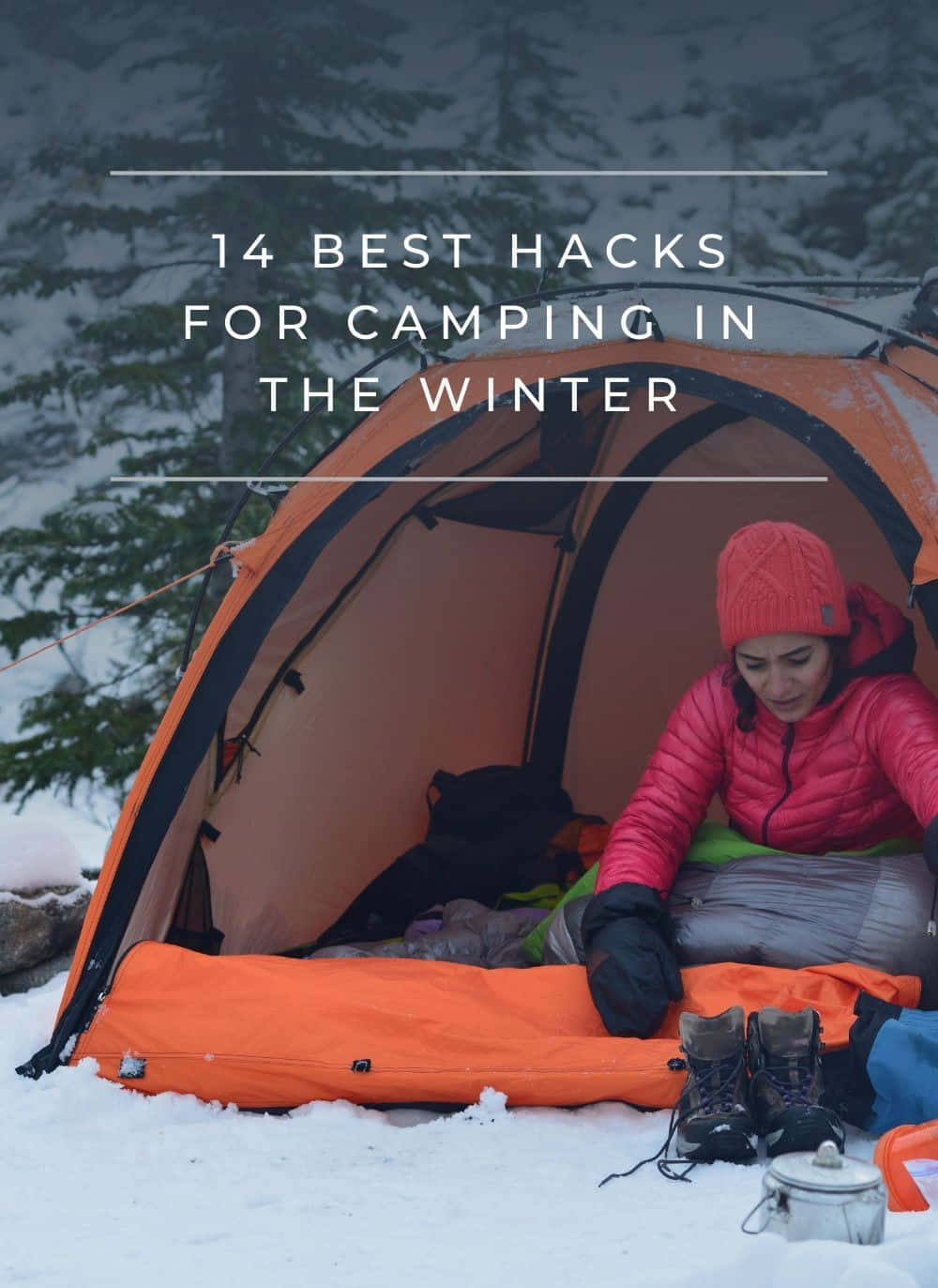 Winter Camping 桌布 壁紙 — 一位身穿粉紅色外套和紅色毛帽的女士，坐在一個裝滿裝備的橙色冬季帳篷內，位於積雪的森林地面上。