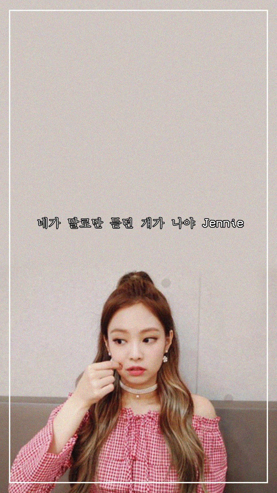 BLACKPINK 桌布 壁紙 — 一位身穿粉紅色格紋上衣的年輕女子，靠著樸素的牆壁，若有所思地擺姿勢，牆上有韓文文字疊加。