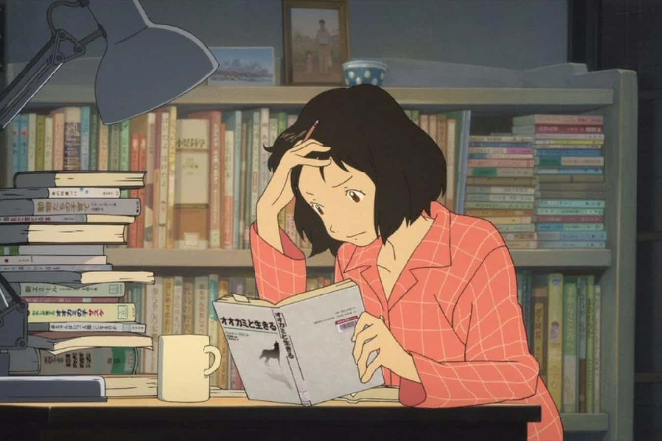 Anime Girl Black Hair 桌布 壁紙 — 一位身穿粉紅色格紋睡衣的年輕女子坐在書桌前，被書本包圍，在燈光下閱讀，顯得疲倦。
