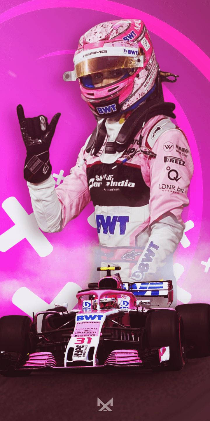 Racing 桌布 壁紙 — 一位身穿粉紅色賽車裝備和頭盔的F1車手，在鮮豔的粉紅色背景前，在他的粉黑色賽車旁擺出搖滾手勢。