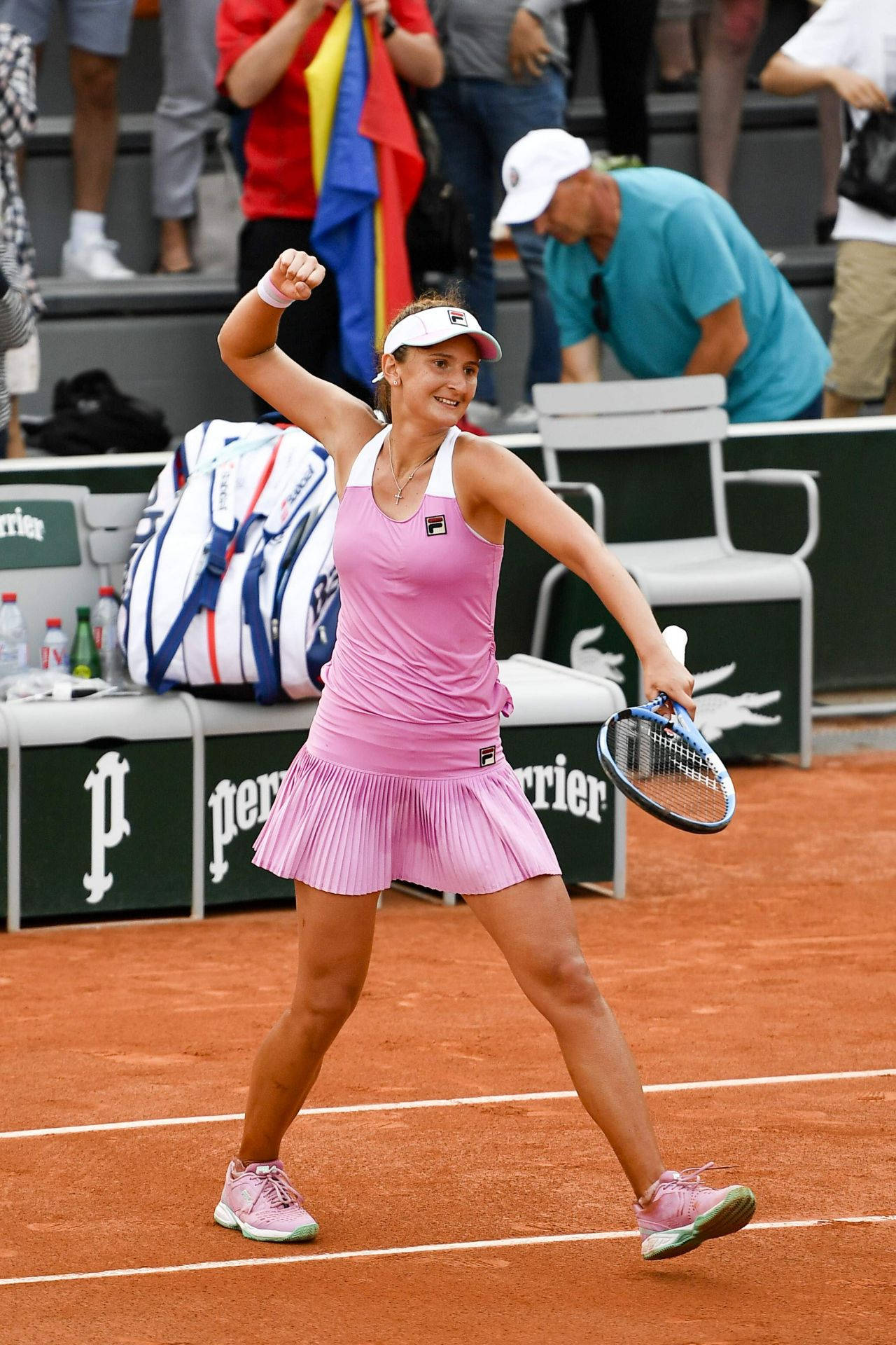 Woman 桌布 壁紙 — 一位身穿粉紅色運動服的女子網球選手在紅土場上高舉拳頭和球拍慶祝勝利。