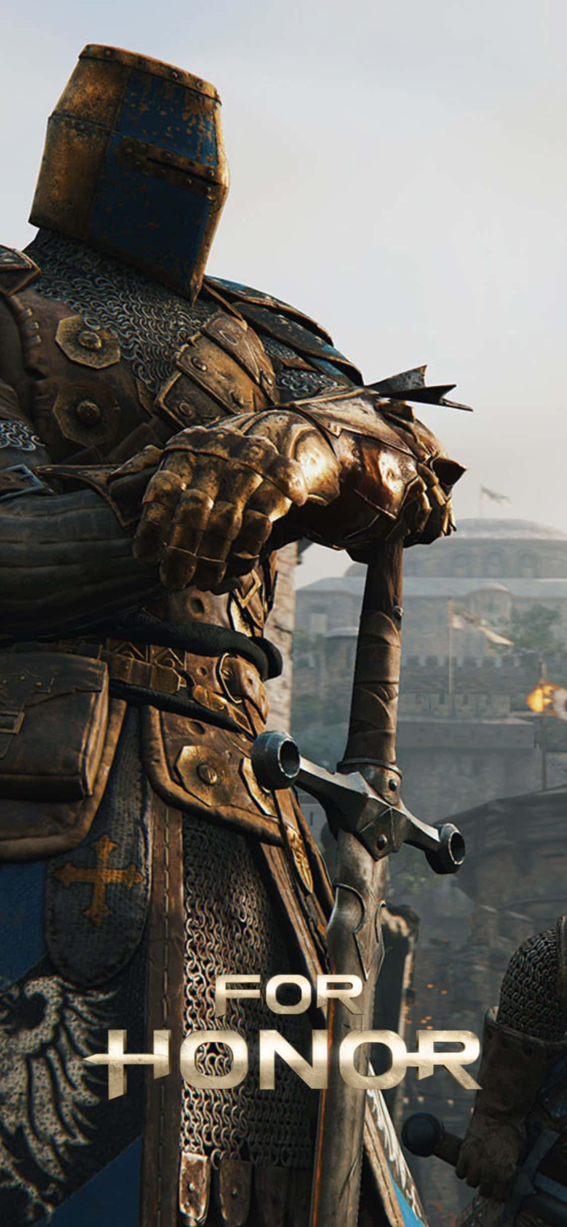 iPhone Xs For Honor 桌布 壁紙 — 一位身穿精細中世紀盔甲的騎士，在朦朧的天空下握劍眺望遠方的城堡。