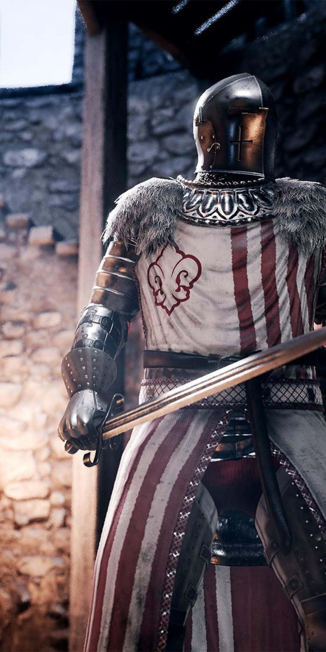 Pixel 3 Mordhau 桌布 壁紙 — 一位身穿精細盔甲、帶毛領和紅色鳶尾花徽章的騎士，手持劍，以石牆為背景站立。