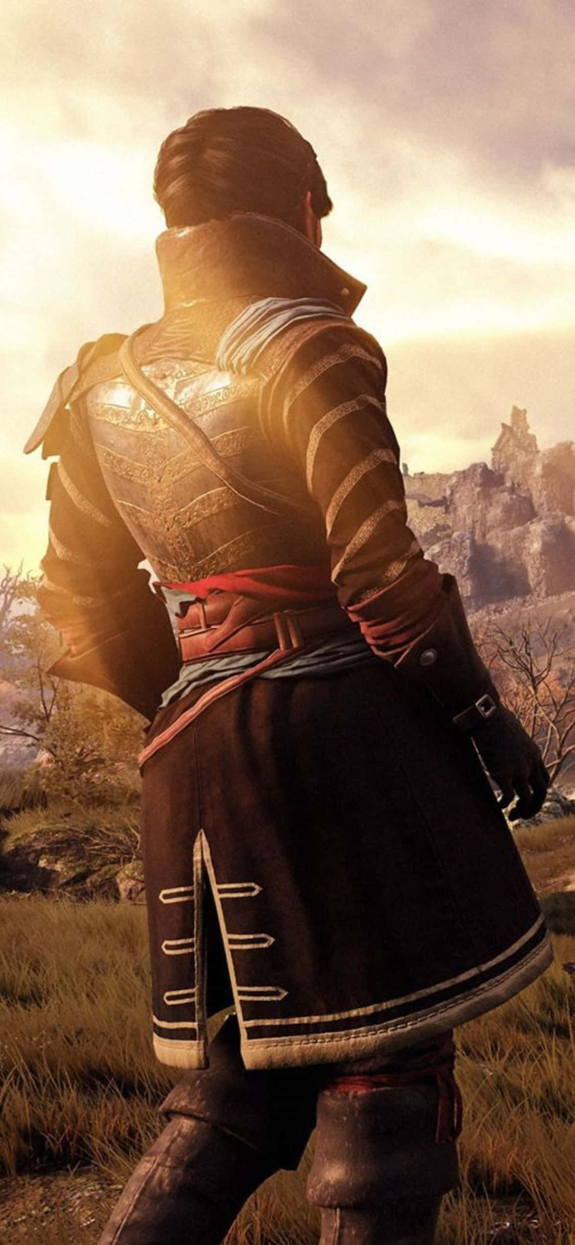 電玩遊戲 桌布 壁紙 — 一位身穿精細盔甲的戰士背對金色日落光線，站在崎嶇的山景前。