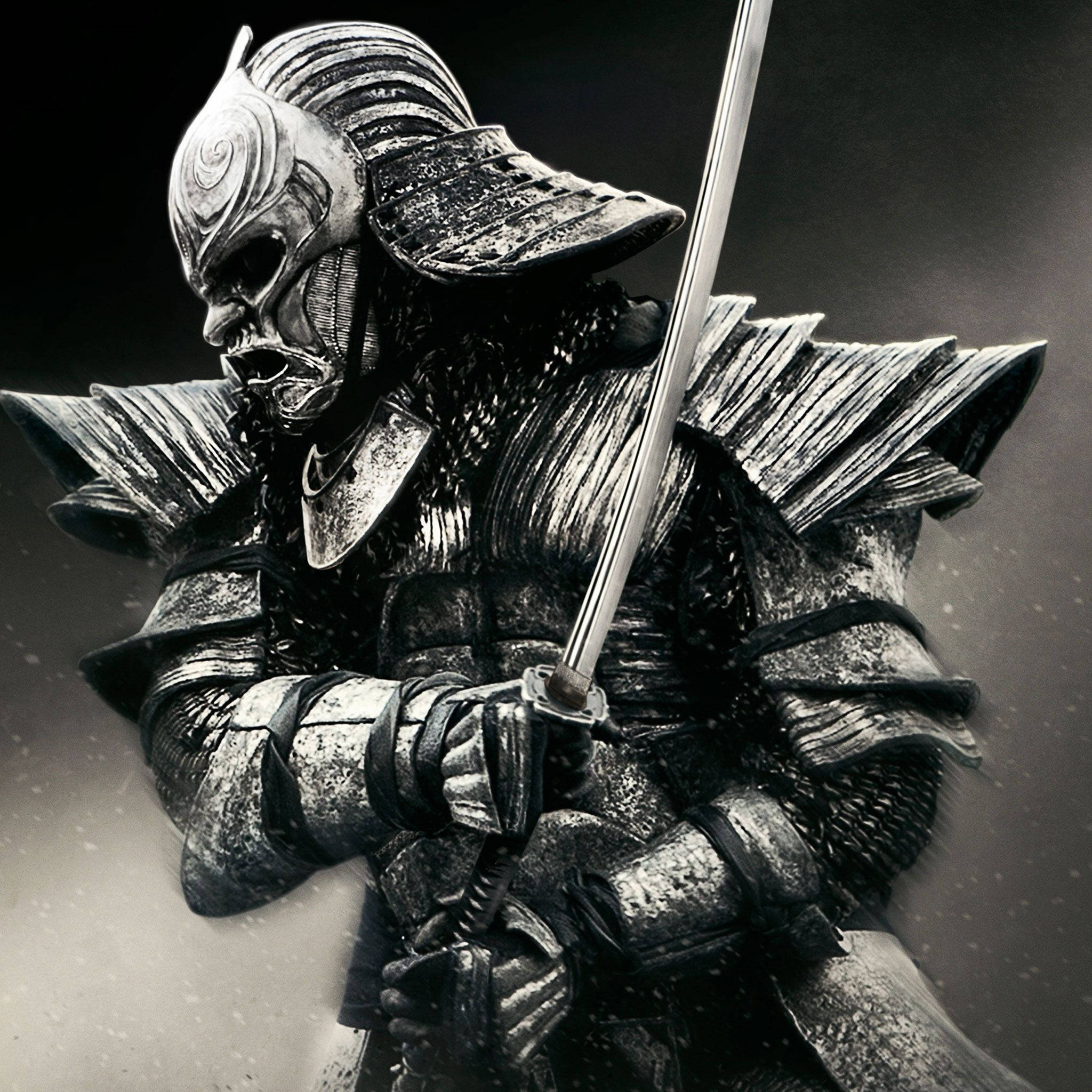 日本武士 桌布 壁紙 — 一位身穿精細盔甲的武士，在黑暗的雪景背景下，表情莊嚴地握著一把刀。