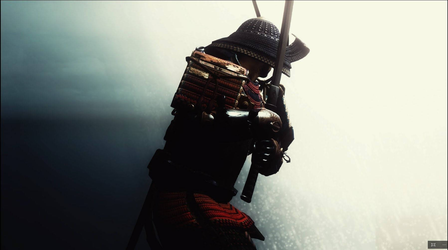 日本武士 桌布 壁紙 — 一位身穿精細盔甲的武士戰士，在明亮朦朧的天空下持刀站立，呈現剪影。