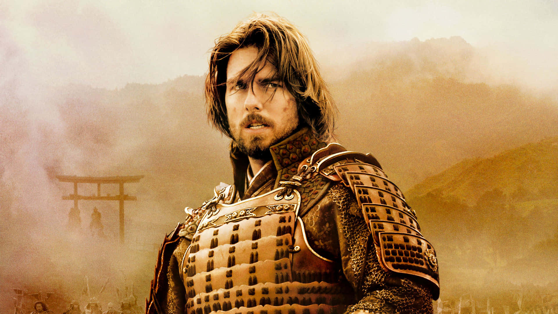 Samurai Movies 桌布 壁紙 — 一位身穿精細盔甲的武士戰士，在遠方可見鳥居的朦朧山景背景下堅定站立。