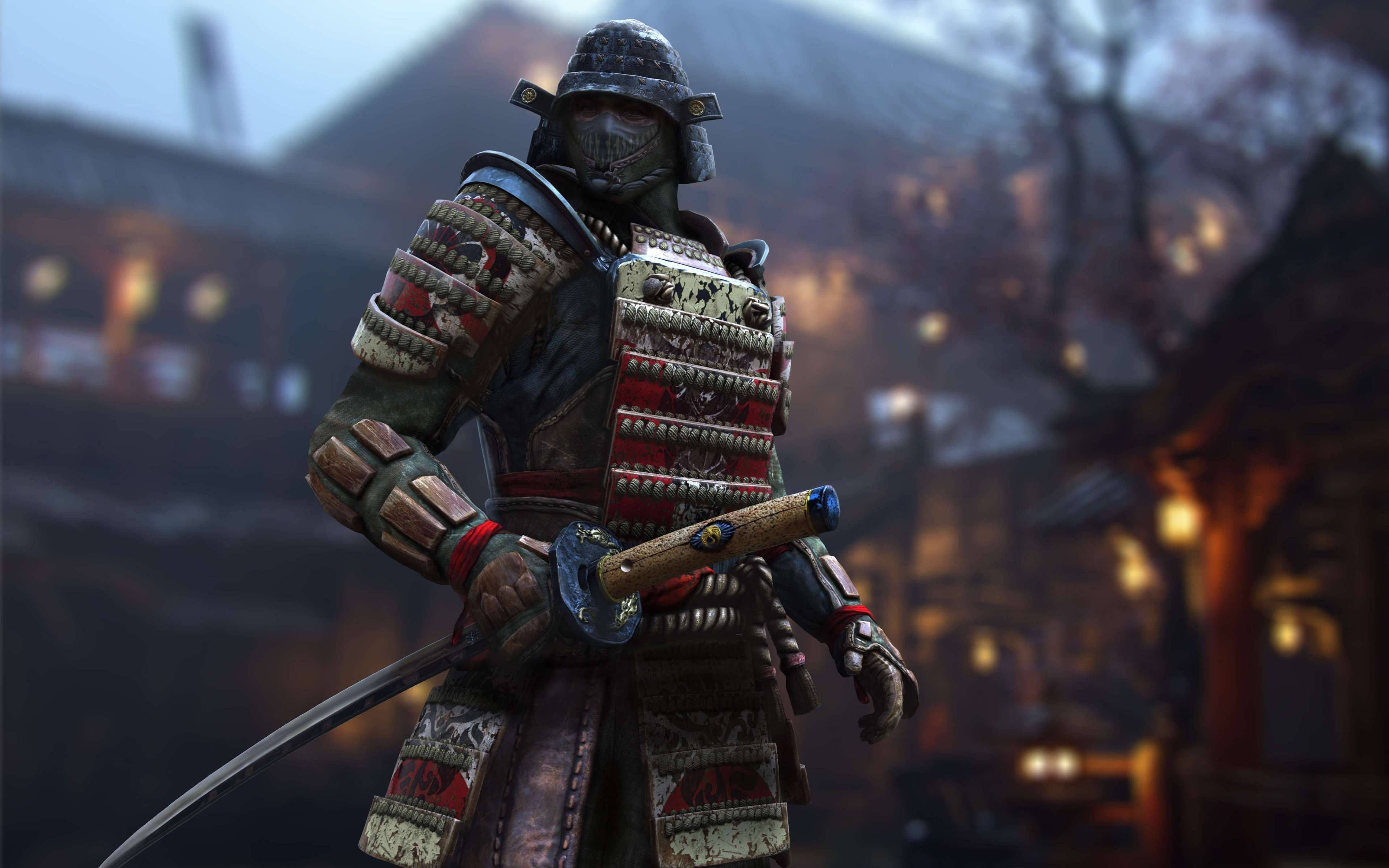 Honor 桌布 壁紙 — 一位身穿精細盔甲的武士戰士，在黃昏時分霧氣瀰漫的傳統日本村莊中，手持武士刀擺好姿勢。