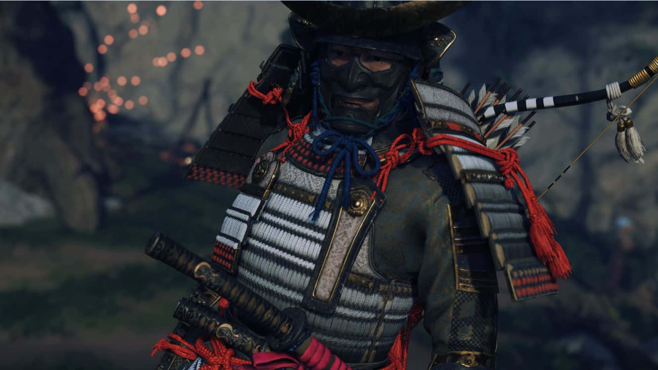 Samurai Armor 桌布 壁紙 — 一位身穿精細盔甲的武士戰士，手持弓箭，以模糊的森林為背景，蓄勢待發。