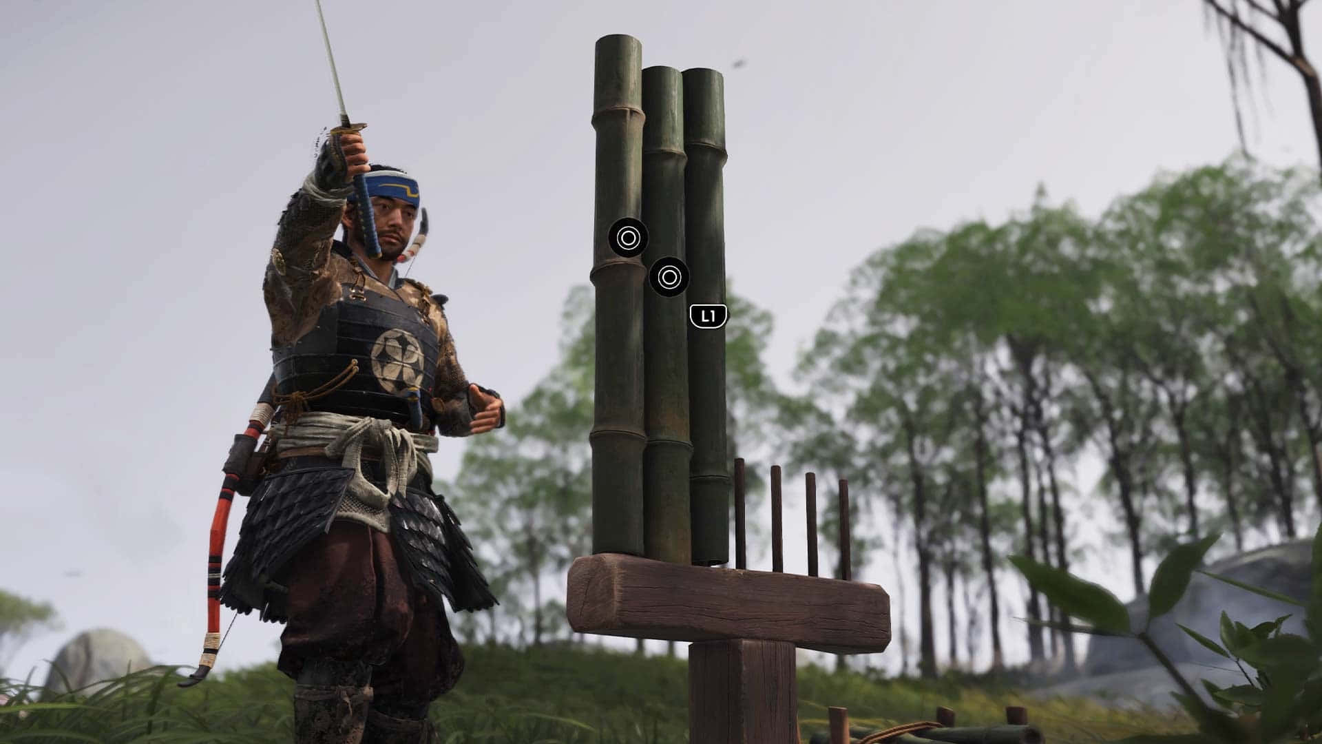 1920x1080 Mordhau 桌布 壁紙 — 一位身穿精細盔甲的武士戰士在霧氣瀰漫的森林中，舉劍站在竹靶架旁。