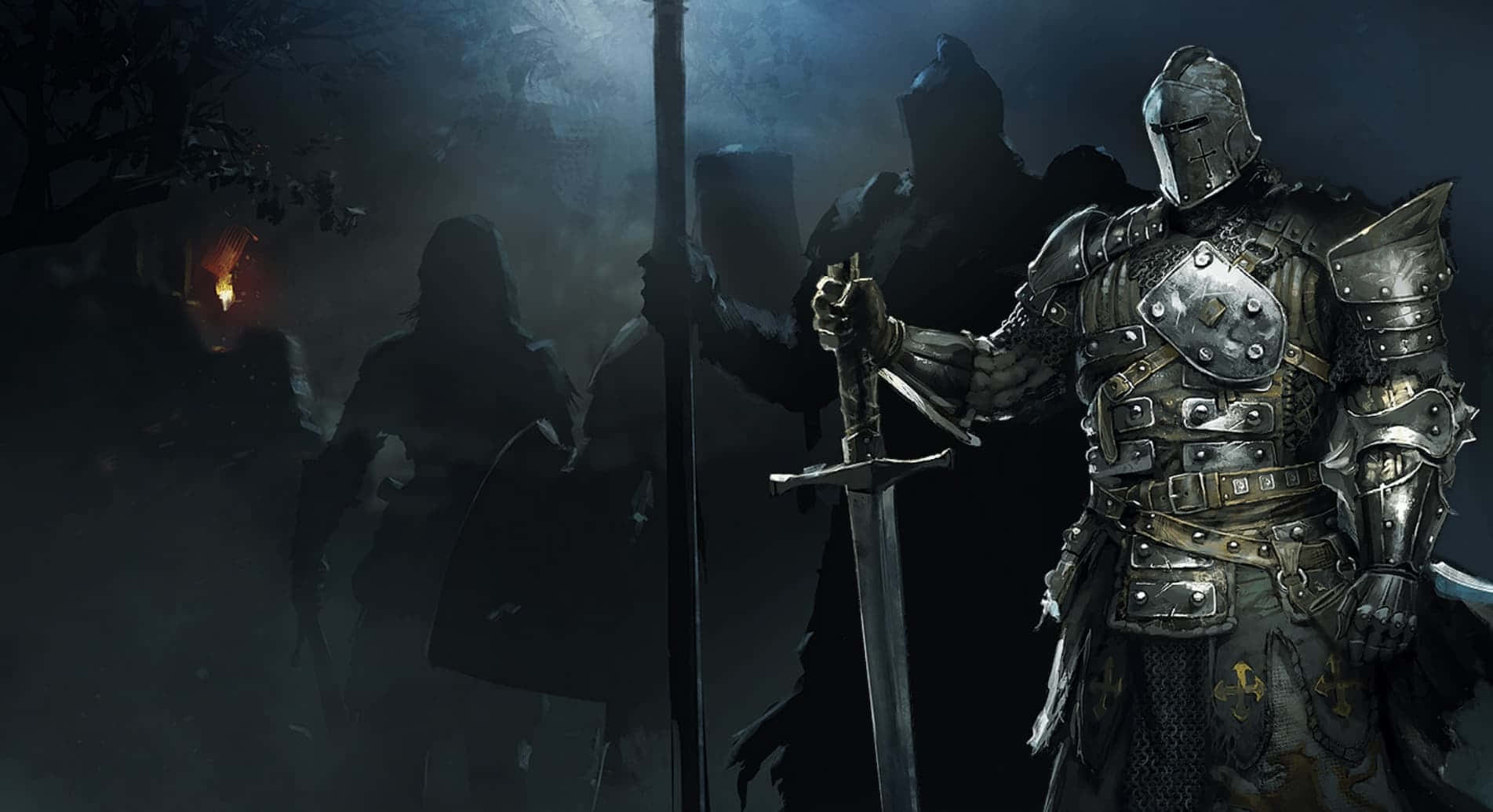 Warden For Honor 桌布 壁紙 — 一位身穿精細盔甲的騎士手持劍和長矛站立，陰影人物在迷霧籠罩、火炬照亮的中世紀戰場上隱現。