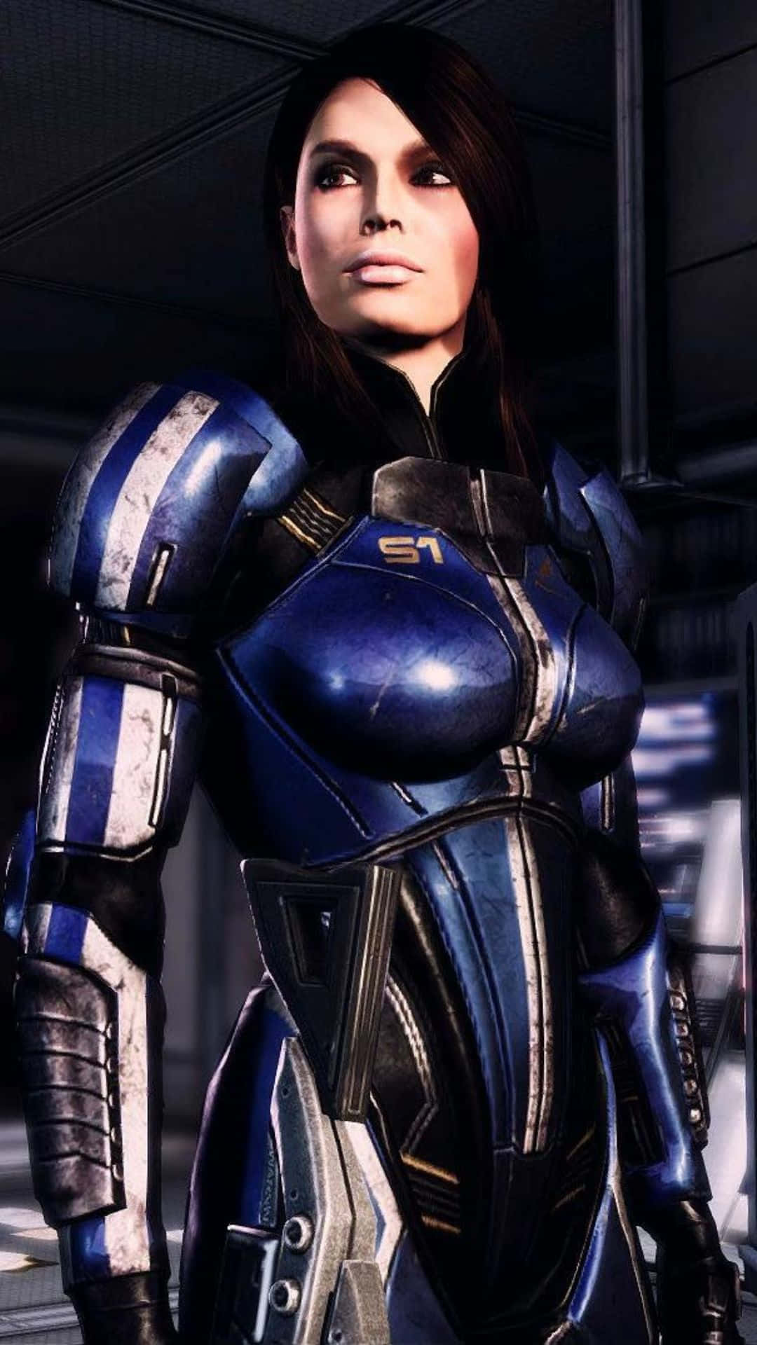 Ashley Williams 桌布 壁紙 — 一位身穿精細藍銀色裝甲服的女兵站在昏暗的未來風格走廊中。