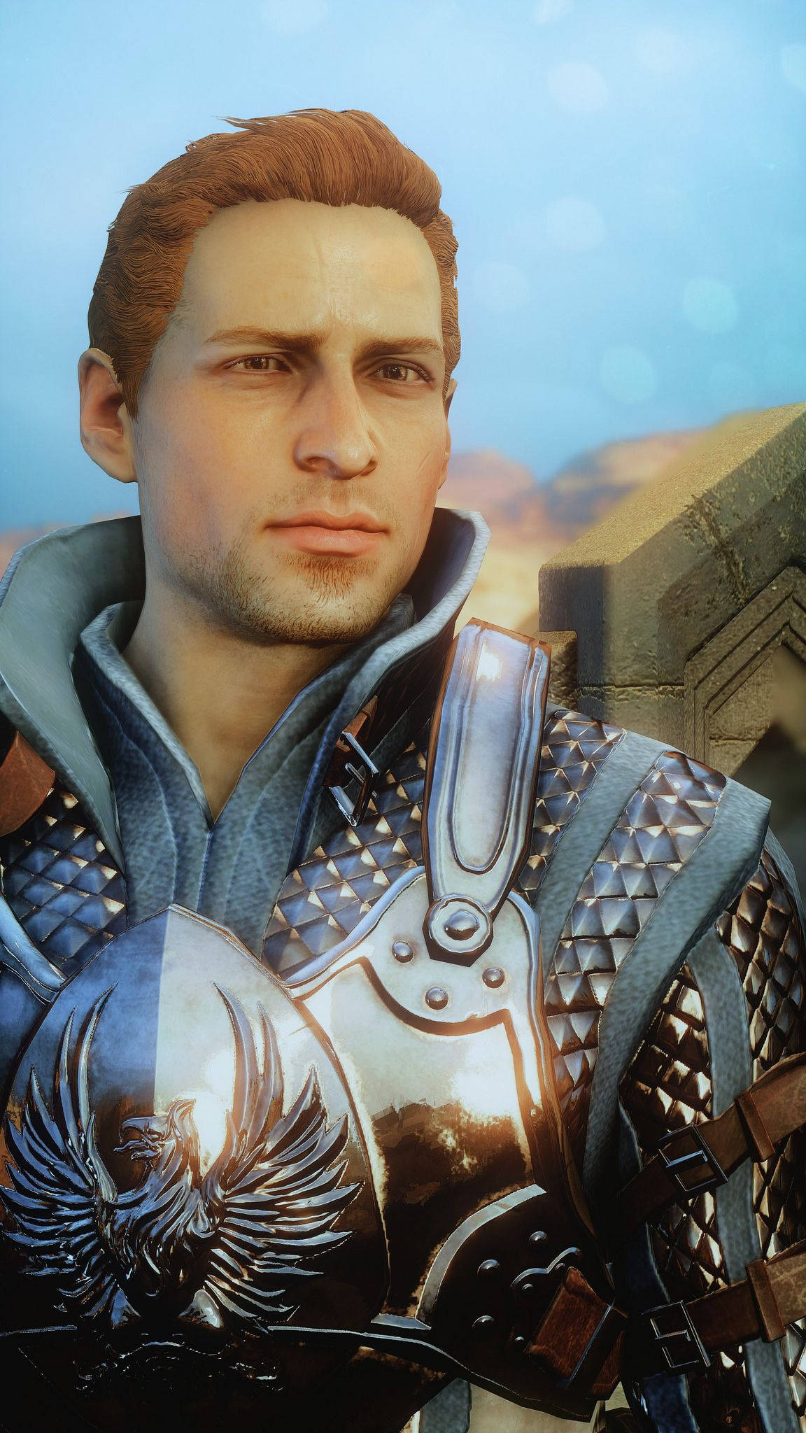 Dragon Age 桌布 壁紙 — 一位身穿精細銀色盔甲、帶有鳳凰徽章的騎士，在明亮的日光下站在模糊的沙漠背景前。