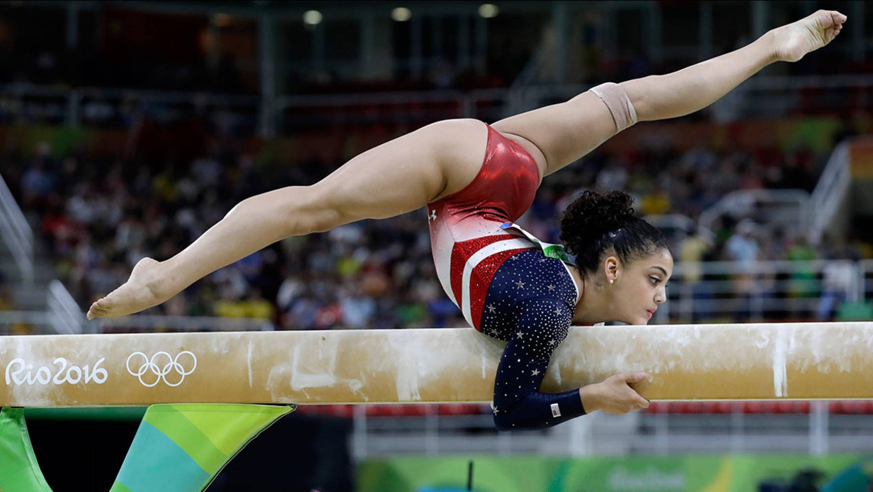 Olympics 桌布 壁紙 — 一位身穿紅、白、藍色緊身衣的女體操運動員在里約2016奧運會的平衡木上表演劈叉。