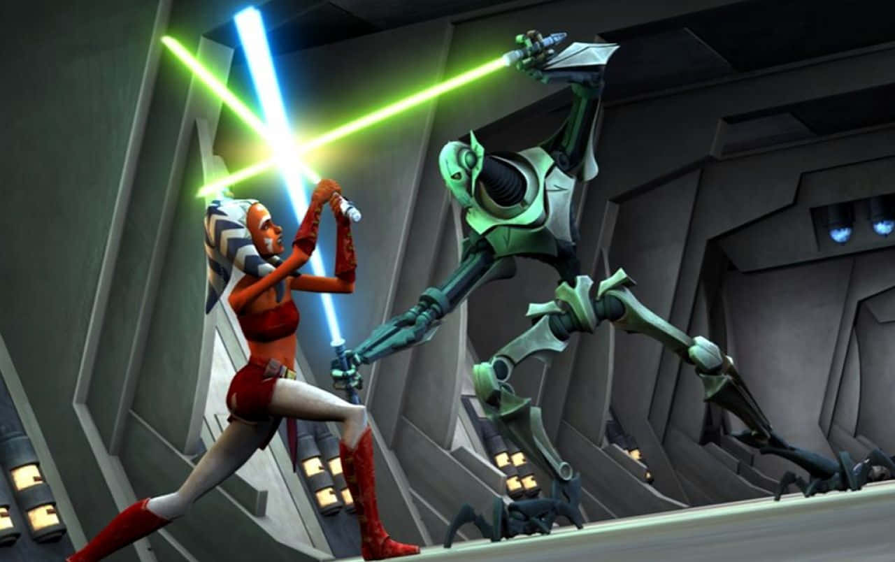 Clone Wars 桌布 壁紙 — 一位身穿紅白服裝的女戰士在金屬走廊中與綠色裝甲機器人戰鬥，交叉著藍色和綠色的光劍。