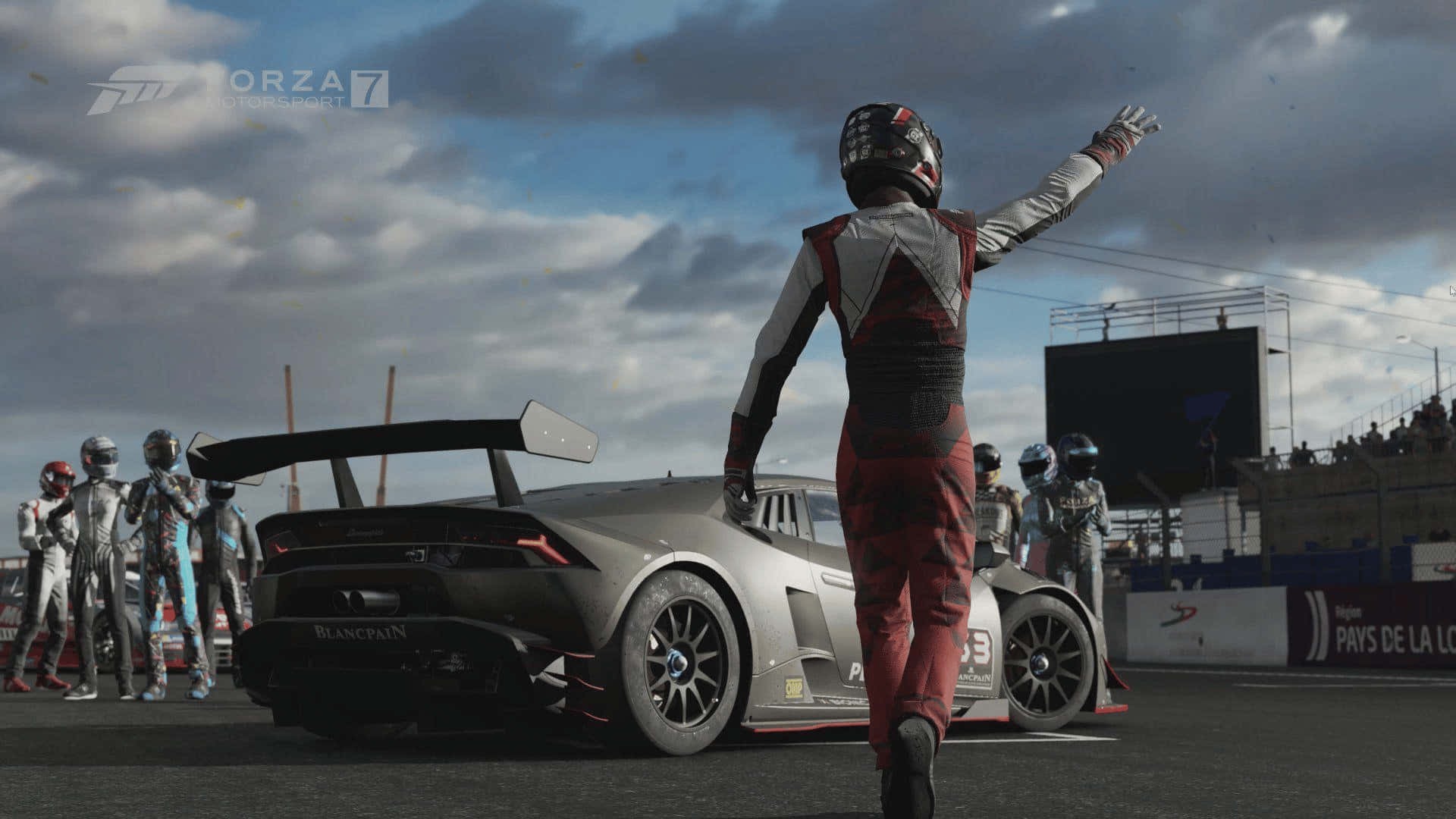 1080p Forza Motorsport 7 桌布 壁紙 — 一位身穿紅白裝備的賽車手在陰天賽道上，在一輛銀色藍寶堅尼Blancpain旁邊向車迷揮手。