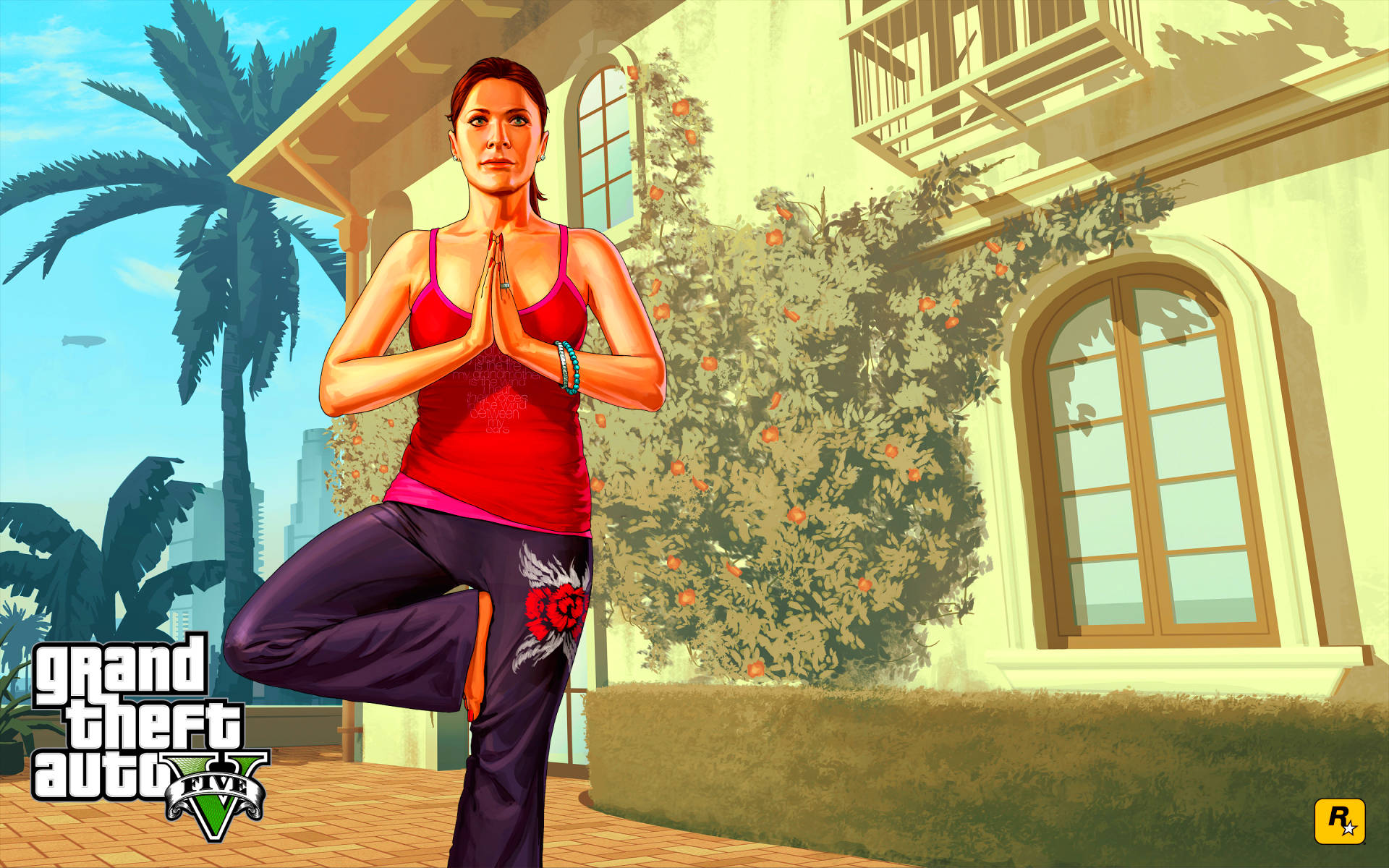 Gta 桌布 壁紙 — 一位身穿紅色上衣和紫色褲子的女士在瓷磚露台上，在柑橘樹和棕櫚樹旁邊做瑜伽樹式，背景是豪宅和城市天際線。