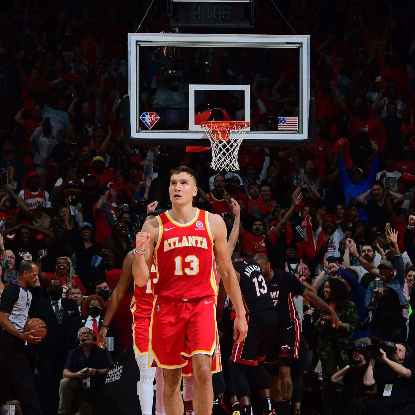 NBA 桌布 壁紙 — 一位身穿紅色亞特蘭大球衣、背號13的籃球運動員站在籃框下，滿座的觀眾在場館內歡呼。