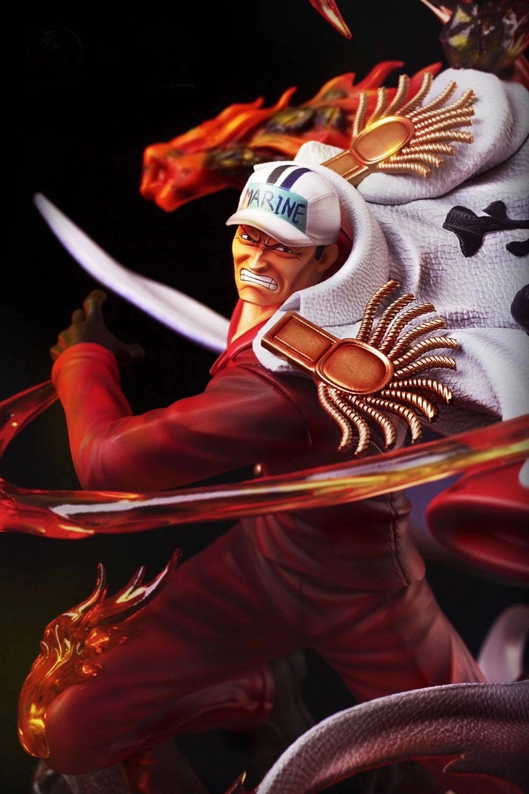 akainu 桌布 壁紙 — 一位身穿紅色制服和白色海軍帽的兇猛動漫戰士，在黑暗背景中揮舞著發光的劍，背景有火焰龍紋。