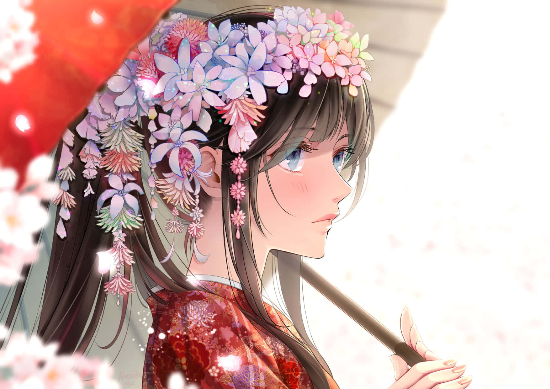 動漫女孩 桌布 壁紙 — 一位身穿紅色和服、頭戴鮮花花環的寧靜動漫女孩，在飄落的櫻花中撐著一把紅傘。