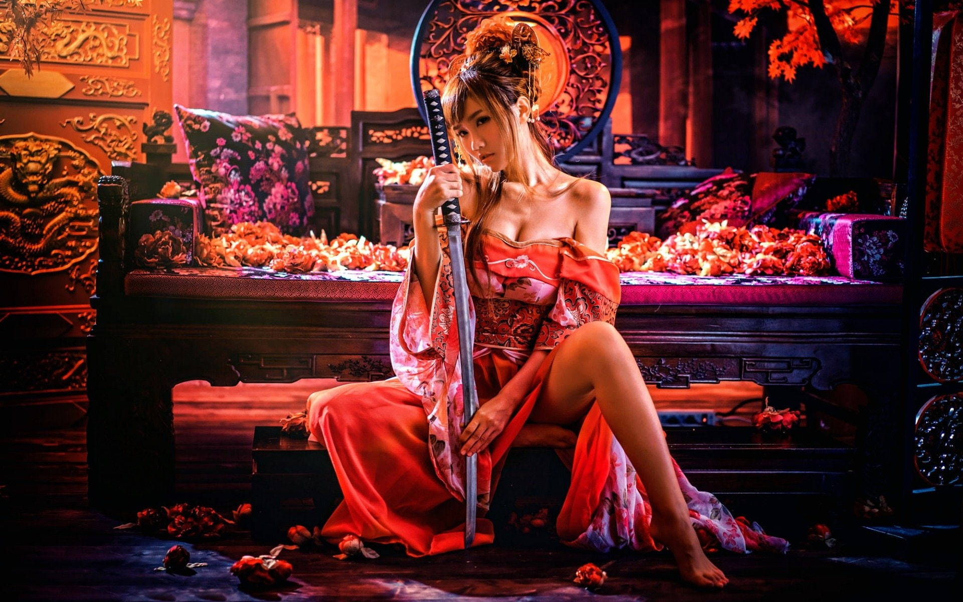 女孩 桌布 壁紙 — 一位身穿紅色和服的女士優雅地坐在裝飾著秋葉的華麗日式房間中，手持武士刀。