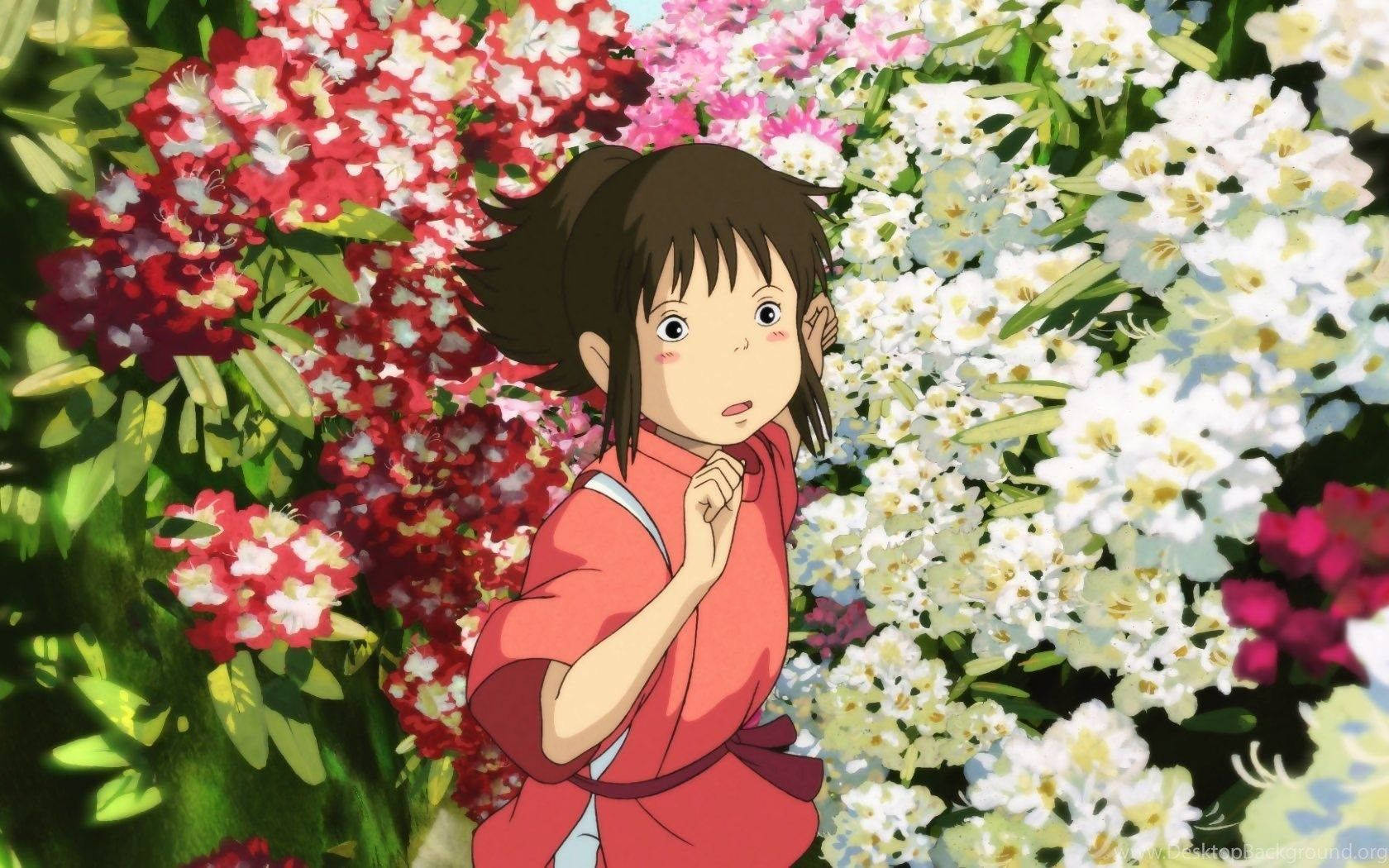 Studio 桌布 壁紙 — 一位身穿紅色和服的年輕女孩站在鮮豔的紅色和白色花叢中，沐浴在明亮的陽光下。