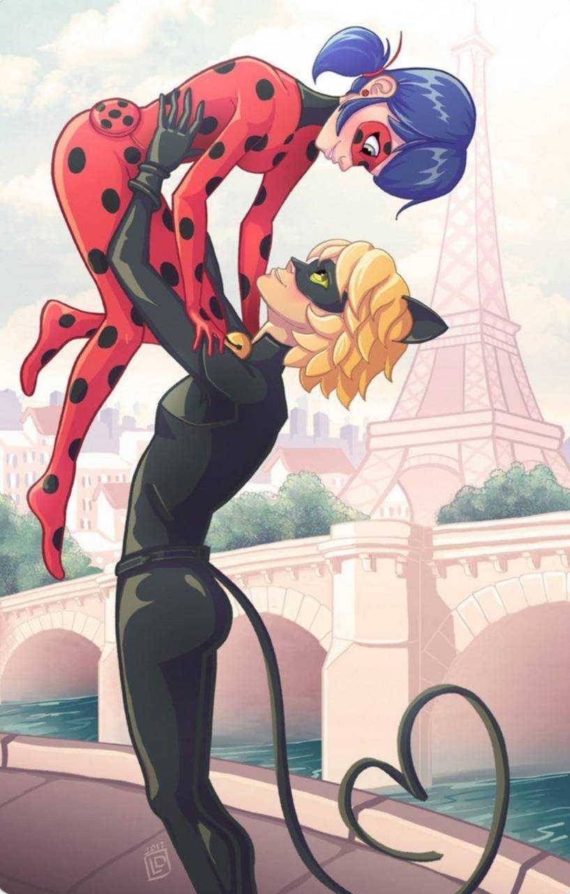 ladybug and cat noir kiss 桌布 壁紙 — 一位身穿紅色圓點套裝的女超級英雄被她的搭檔（穿著黑色貓咪服裝）舉起，背景是巴黎的艾菲爾鐵塔。
