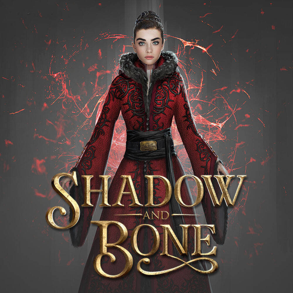 shadow 桌布 壁紙 — 一位身穿紅色圖案外套、毛領的兇猛女性，站在深灰色背景前，背景有紅色能量爆發和金色「Shadow and Bone」字樣。