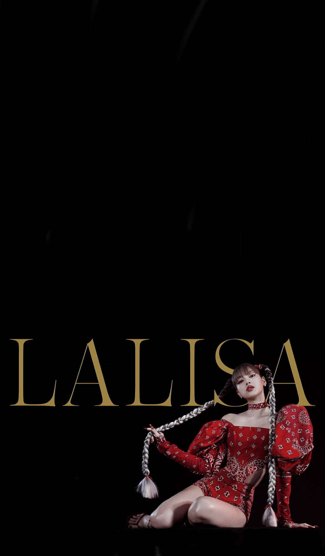 lisa 桌布 壁紙 — 一位身穿紅色圖案服裝、辮子頭髮的女性坐在黑色背景前，帶有金色 'LALISA' 文字。