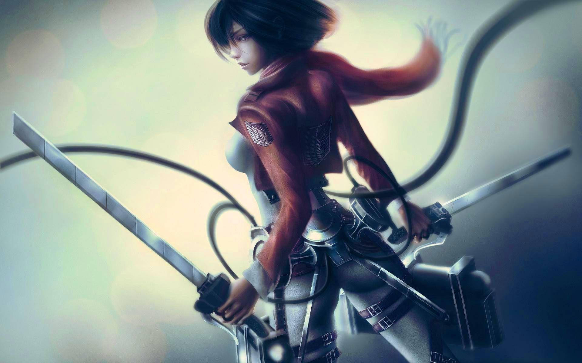 Mikasa 桌布 壁紙 — 一位身穿紅色外套和裝備的堅定動漫戰士，在柔和模糊的背景中揮舞雙劍。