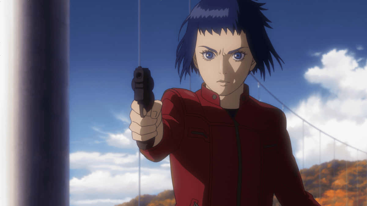 Ghost In The Shell Logicoma 桌布 壁紙 — 一位身穿紅色外套的堅定動漫女性，在橋樑和秋日山丘的背景下，於明亮的藍天下瞄準手槍。