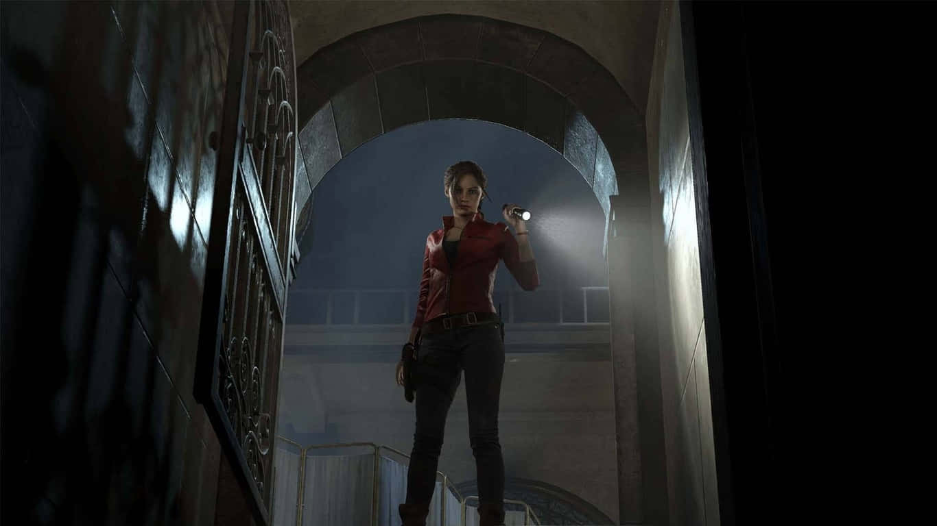 1366x768 Resident Evil 2 桌布 壁紙 — 一位身穿紅色外套的女性站在石拱門中，手持手電筒，照亮黑暗走廊中霧氣瀰漫的環境。