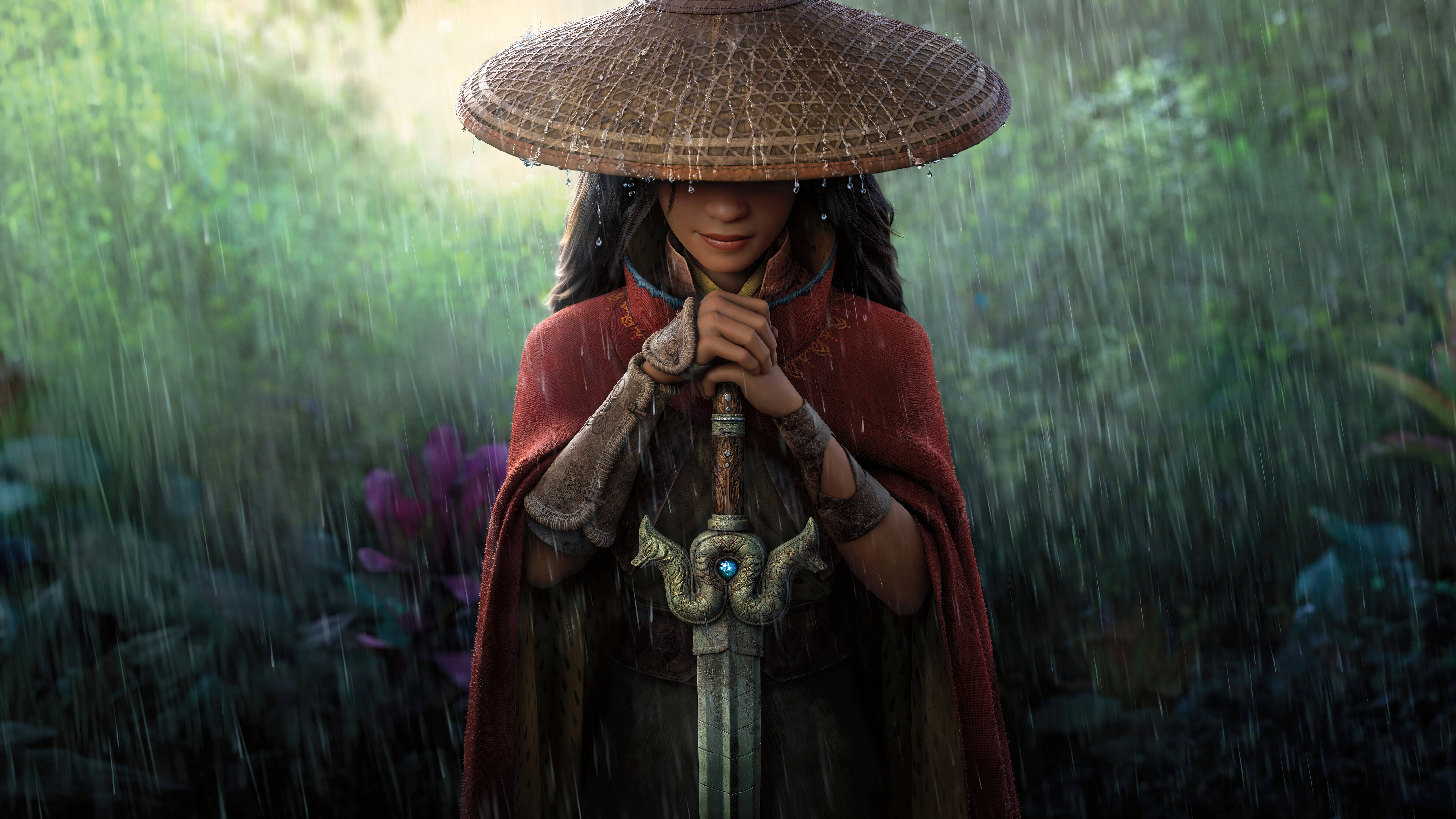 Raya 桌布 壁紙 — 一位身穿紅色斗篷和編織帽的戰士在雨淋的叢林中平靜地站著，手持鑲有寶石的劍。