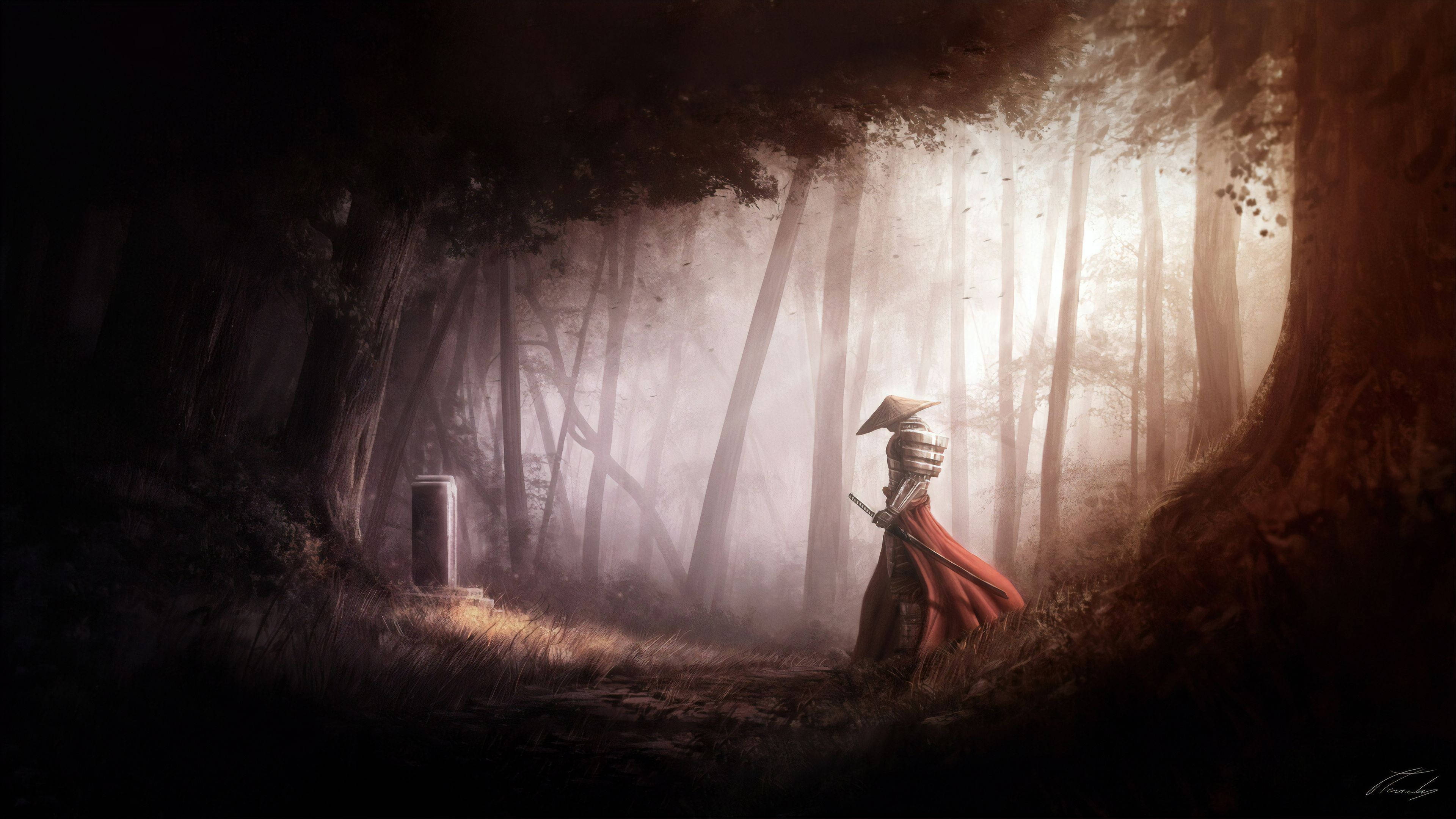 Samurai Art 桌布 壁紙 — 一位身穿紅色斗篷的孤獨武士站在迷霧森林中，金色光線穿過高聳的樹木灑落。