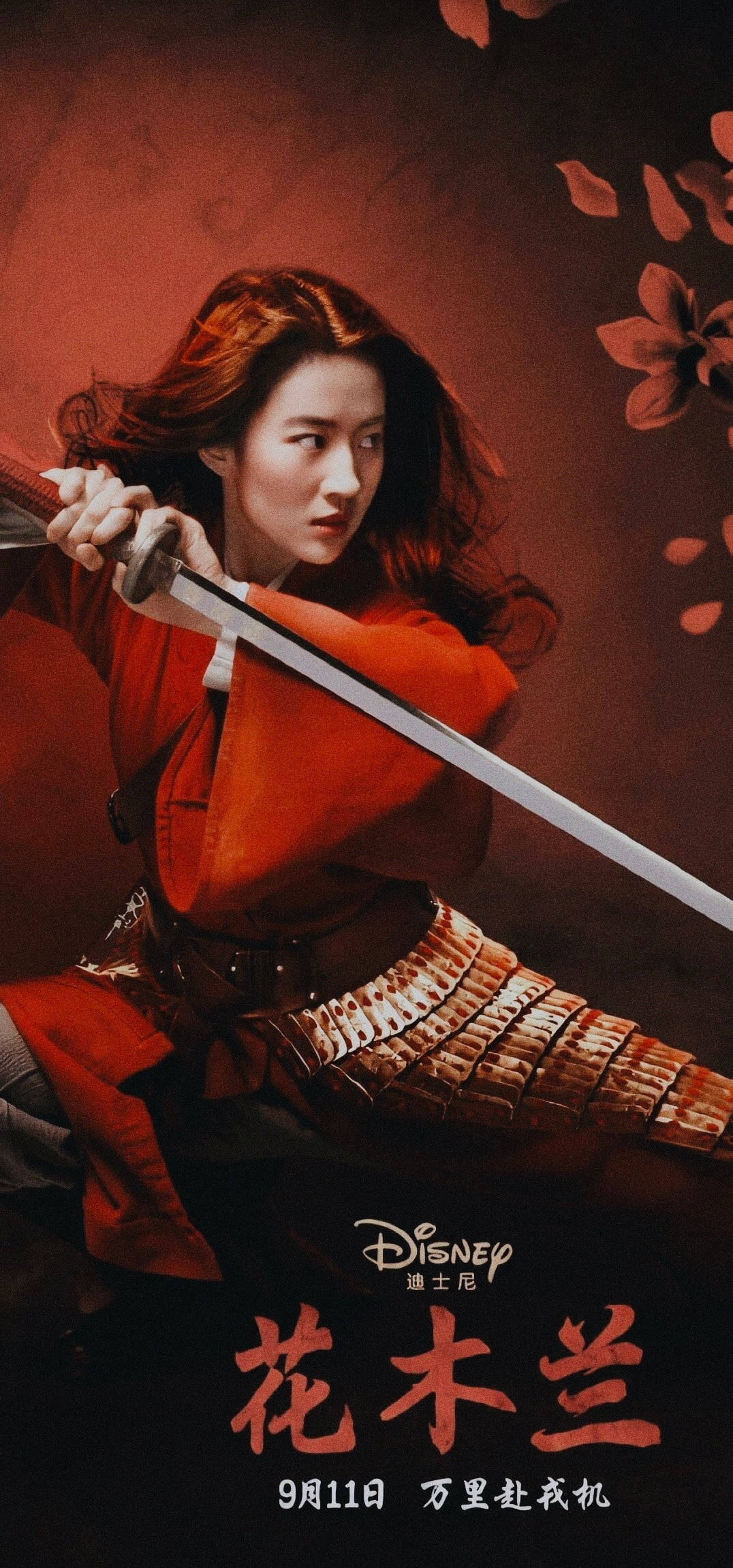 Mulan 桌布 壁紙 — 一位身穿紅色盔甲、意志堅定的戰士，在暖色調背景和飄落的櫻花中緊握著劍。