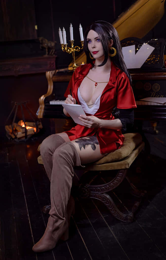 Cattleya Baudelaire 桌布 壁紙 — 一位身穿紅色緞面睡袍的女性，優雅地坐在光線昏暗的復古房間的鋼琴凳上，正在筆記本上寫字。