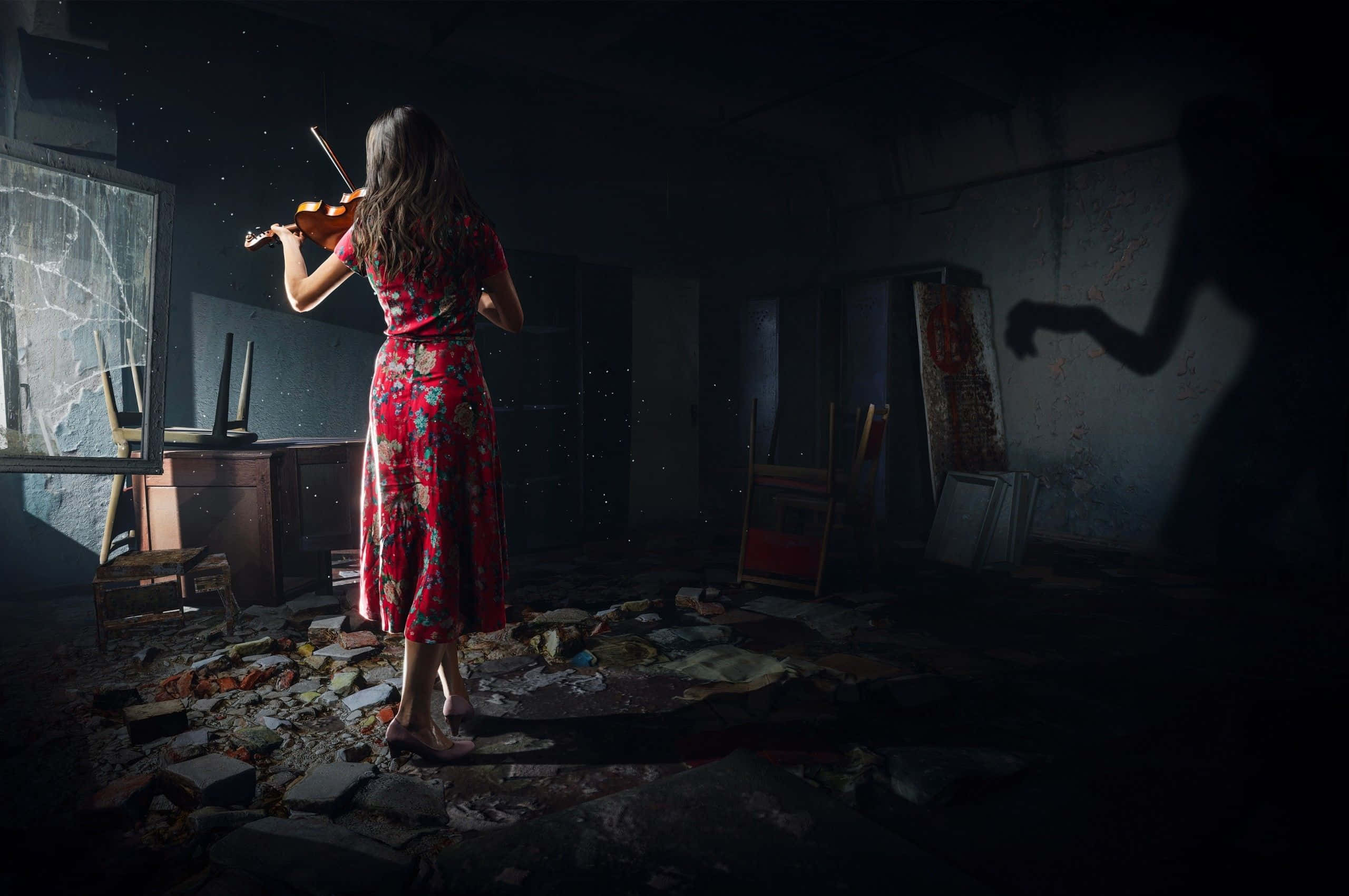 Horror Games 桌布 壁紙 — 一位身穿紅色花卉連衣裙的女子在黑暗廢棄的房間裡拉小提琴，一個陰影般的人物在她身後若隱若現。