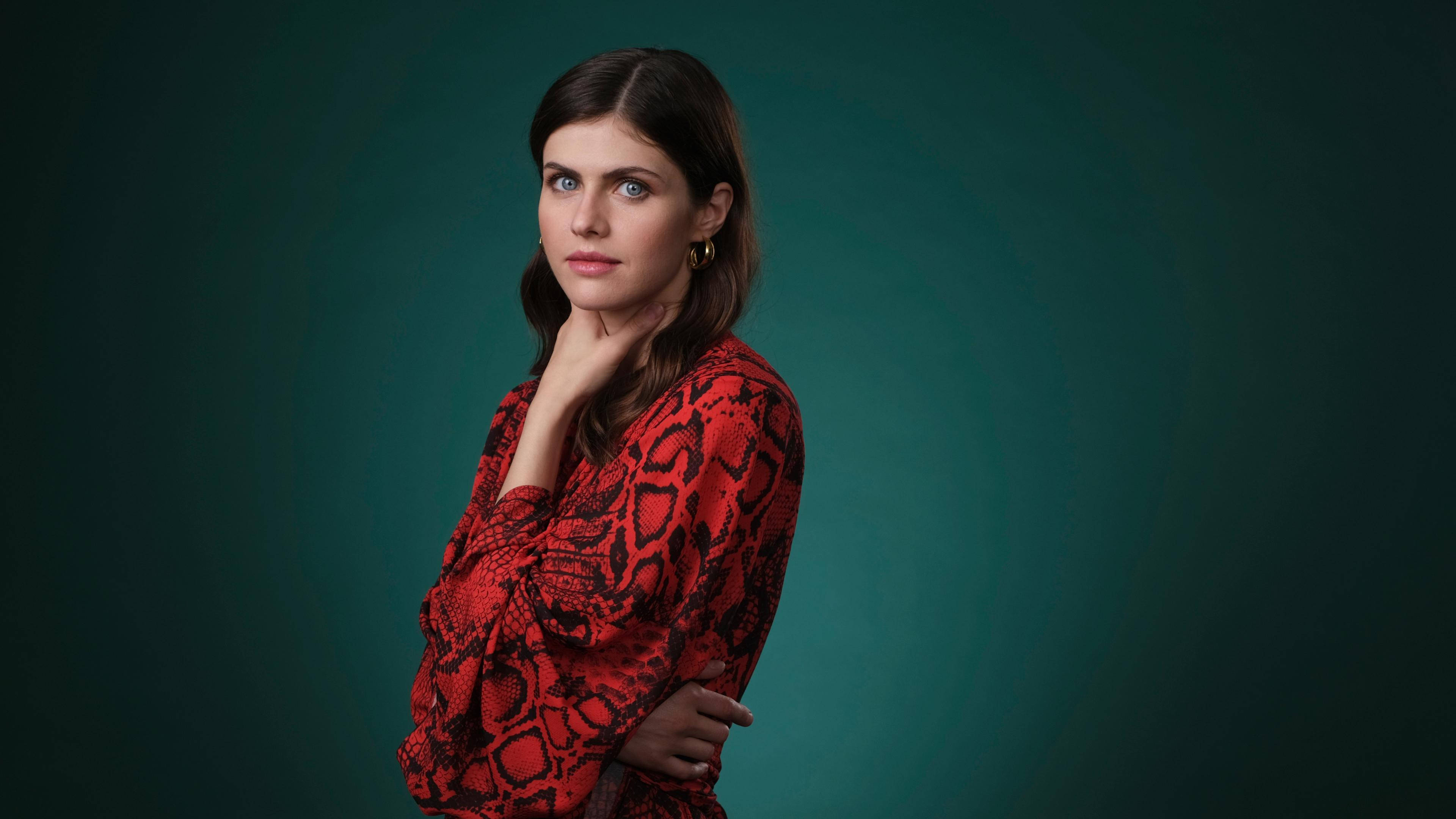 Alexandra Daddario 4K 桌布 壁紙 — 一位身穿紅色蛇皮襯衫的女性在深青色工作室背景前若有所思地擺姿勢。