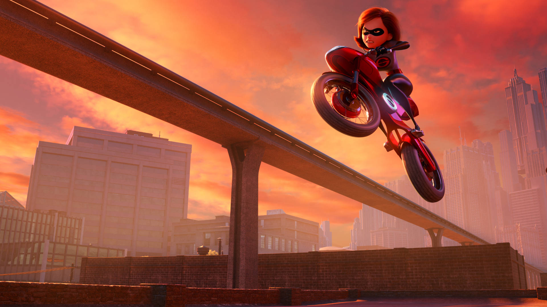 The Incredibles 桌布 壁紙 — 一位身穿紅色裝備的女超級英雄在日落時分於城市高速公路上空進行大膽的摩托車特技。