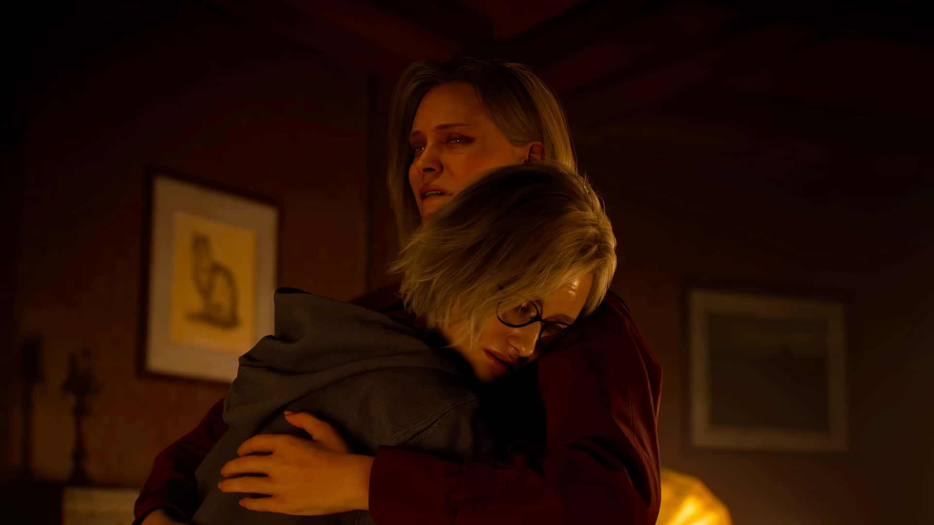 Resident Evil Requiem Grace and Alyssa Ashcroft 壁紙 — 一位身穿紅色襯衫的女性擁抱著另一位戴眼鏡的女性，房間光線昏暗溫暖，牆上掛著裱框藝術品。