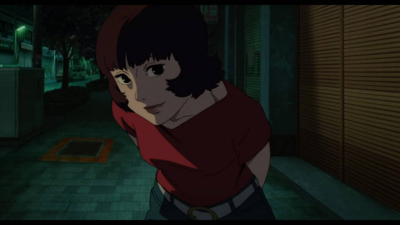 satoshi kon 桌布 壁紙 — 一位身穿紅色襯衫的年輕女子在夜晚昏暗的城市小巷中靠著建築物。