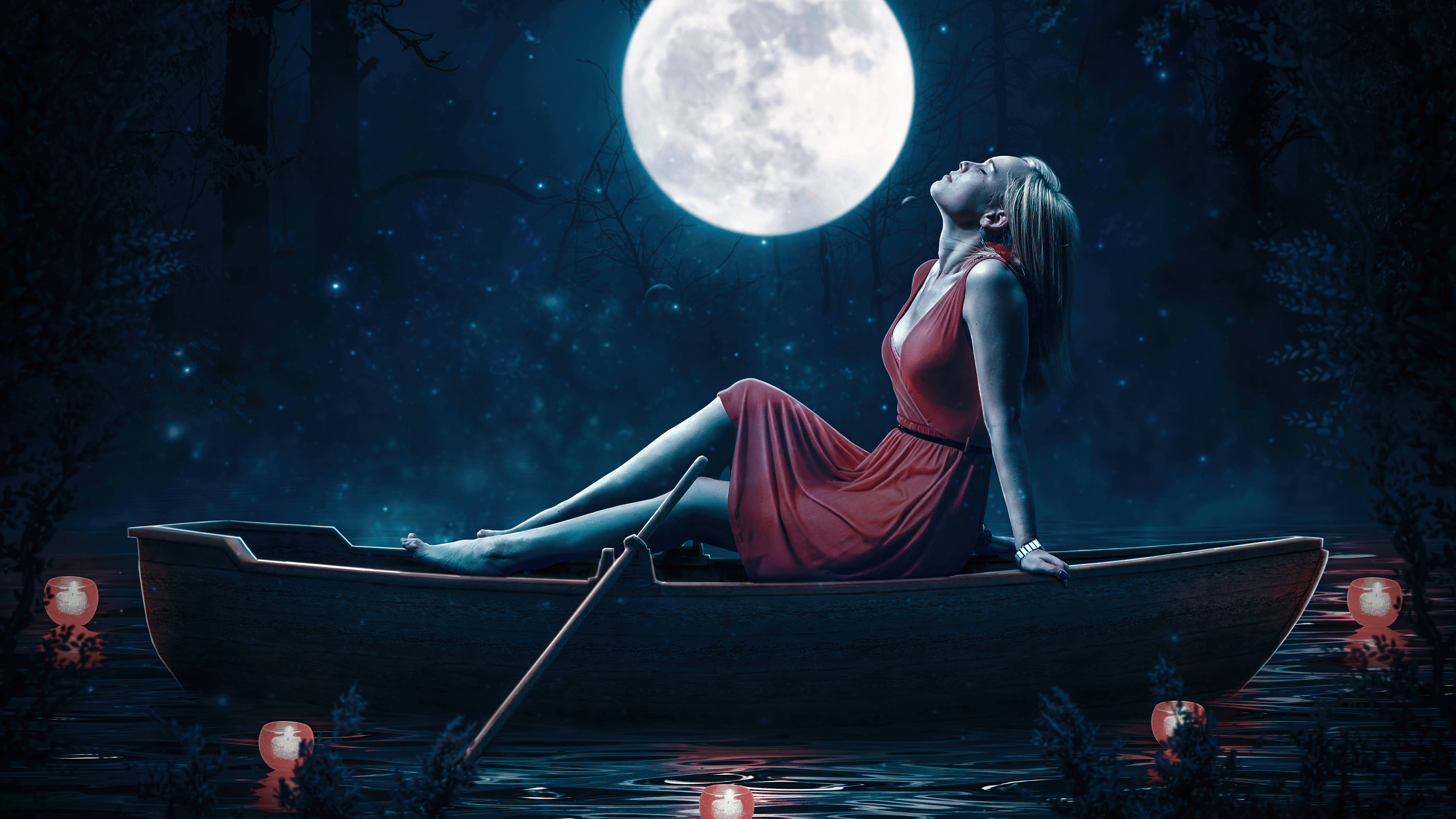 full moon 桌布 壁紙 — 一位身穿紅色連衣裙的女子坐在一艘船上，在滿月下被黑暗森林中發光的燈籠環繞。