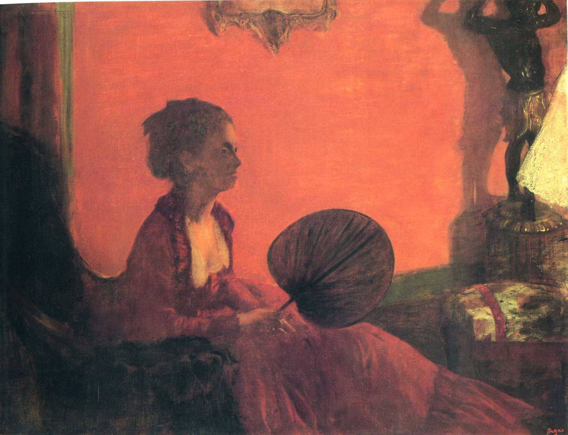 Degas 桌布 壁紙 — 一位身穿紅色連衣裙的女性側面坐著，手持扇子，靠著溫暖的橙色牆壁，附近有一座雕像。